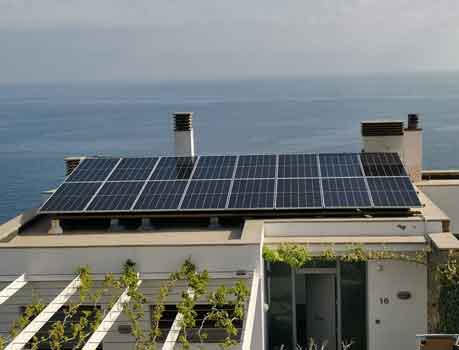 Instalación de placas solares frente al mar